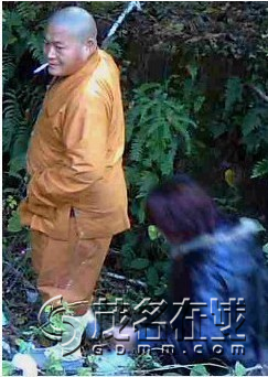 网友实拍: 和尚为失足<em>少女开光</em>,共参欢喜禅。 -