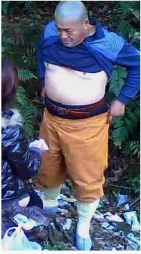 网友实拍: 和尚为失足<em>少女开光</em>,共参欢喜禅。 -