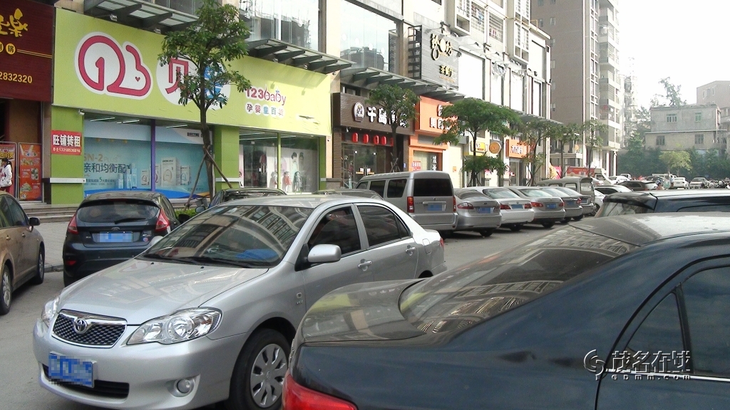 城市绿洲小区南面出入口主通道消防安全问题严