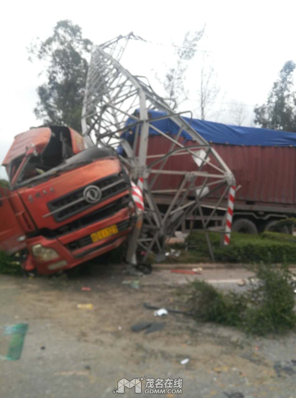 省道280转入一中路口红绿灯发生大车撞倒高压