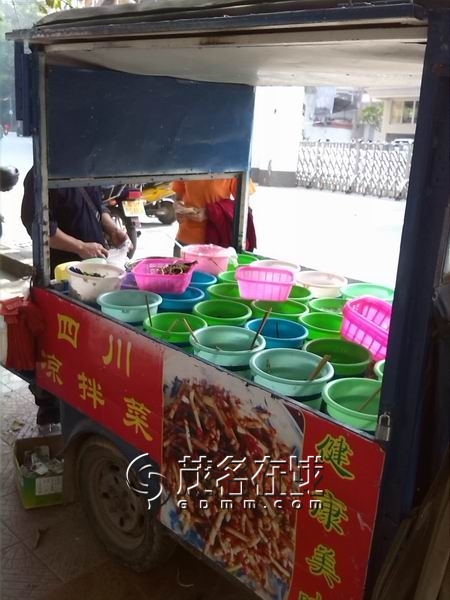 街头流动的凉拌菜摊