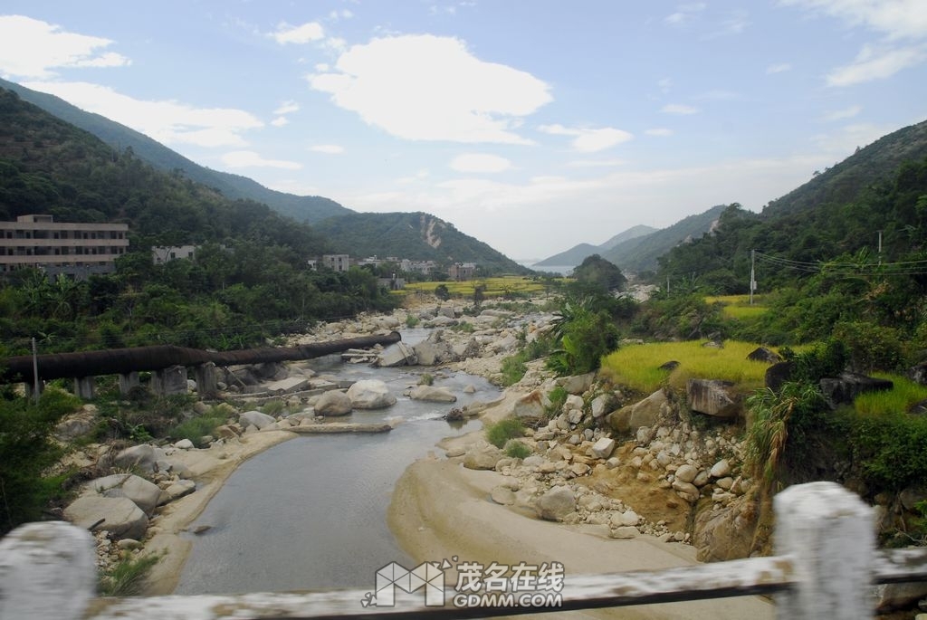 圖片最遠處水面是羅坑水庫.拍照處是一座橋橋面.