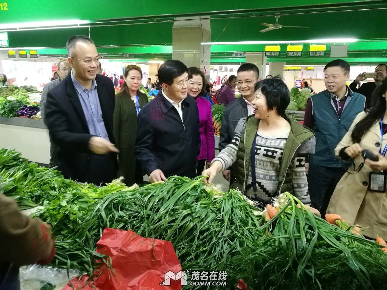 �������г��������ظ�λһ����Ա������Ӫ�������´�ף��.jpg