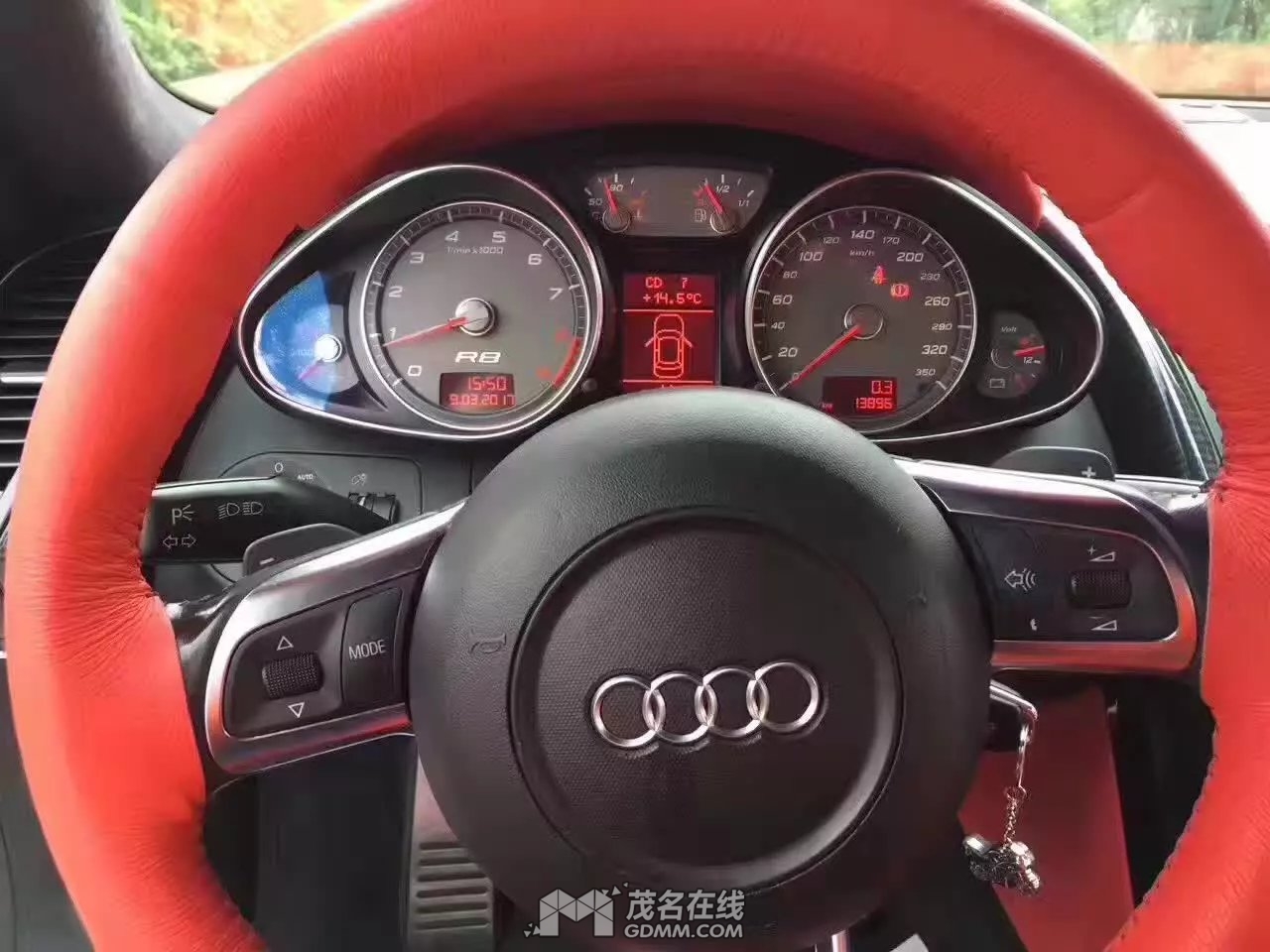 2012款奥迪r8--4.2,白色红内