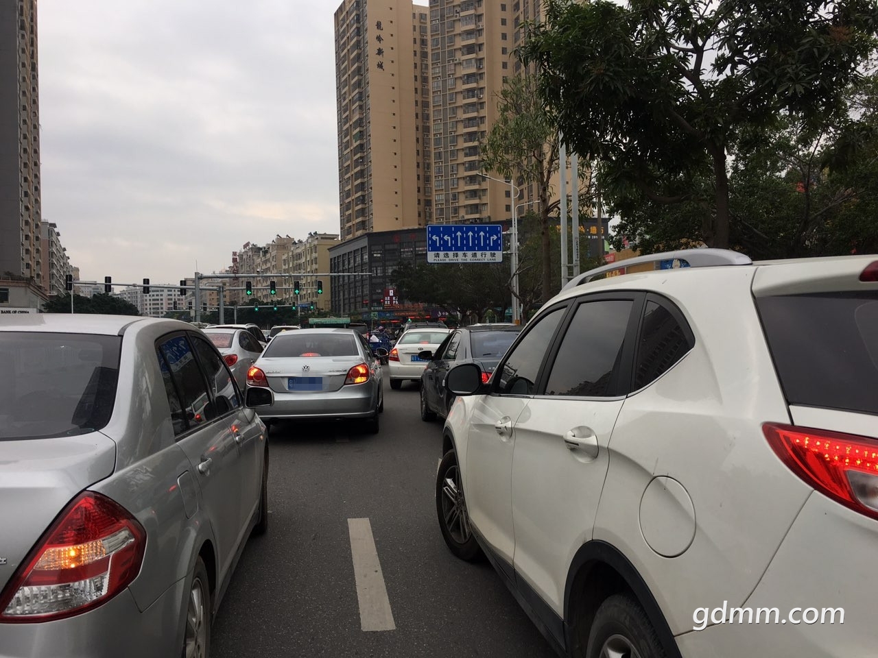 雙山一路大量私家車非法營運停靠路邊經常導致大塞車誰之過