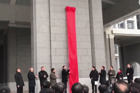 2019040832820041554677376230125.gif