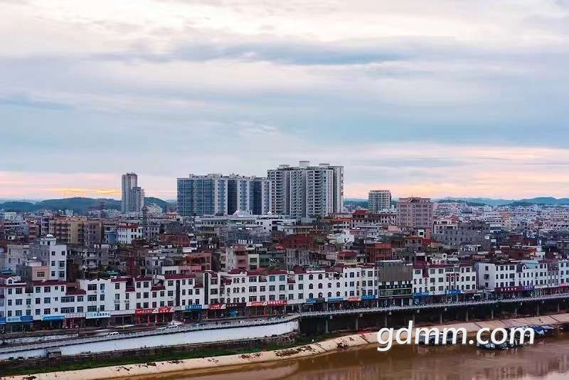 信宜與高州的城建水平不論新區規劃還是城市細節都比化州好