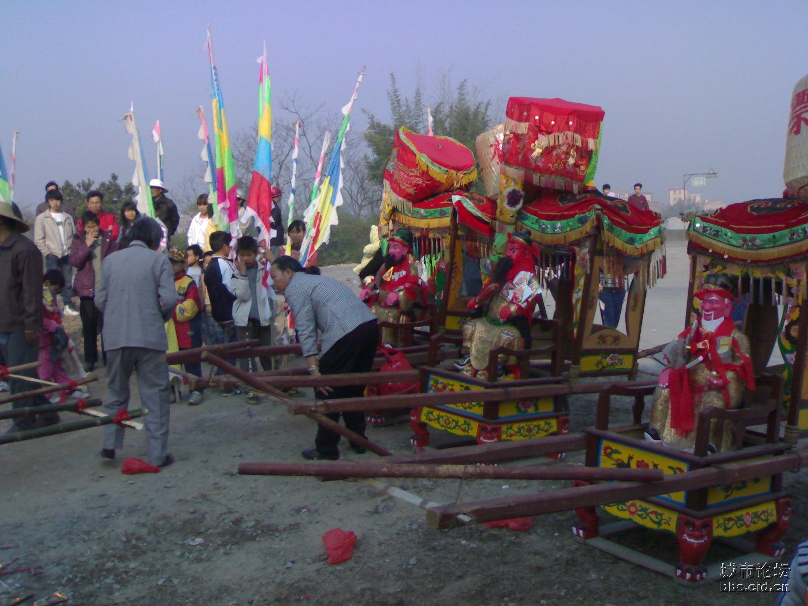 茂名年例的特色:游神,摆盅台拜神,狮子游门口,戏剧表演,看电影,开大档